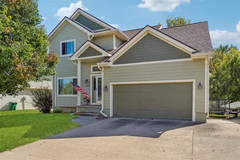 10106 Hickory Ln, Urbandale, IA 50322