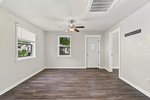 2409 Lyon St, Des Moines, IA 50317