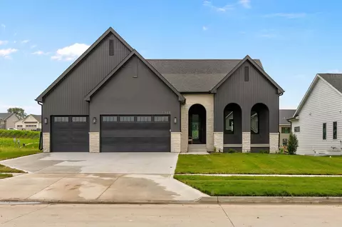 1348 S Auburn Pl, West Des Moines, IA 50266
