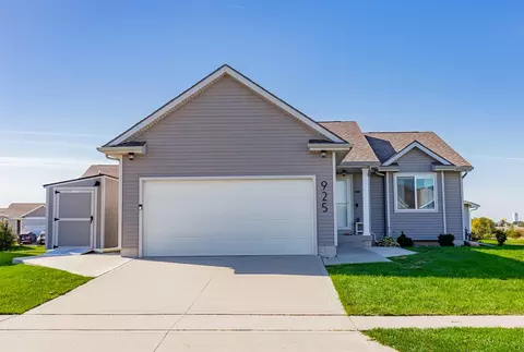 925 36th St SW, Bondurant, IA 50035