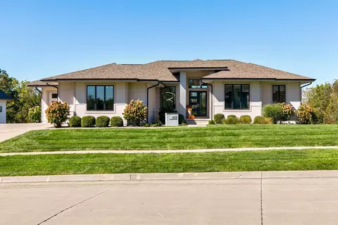 605 S Tiburon Cv, West Des Moines, IA 50266