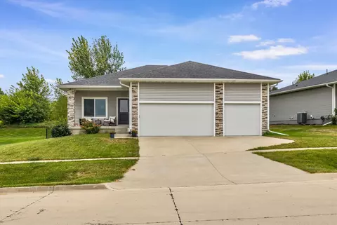 9914 Marnewood Dr, Johnston, IA 50131