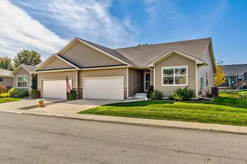 76 SE Sugarberry Ln, Pleasant Hill, IA 50327
