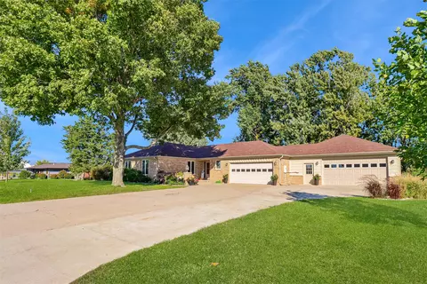 1027 14th Ave SE, Altoona, IA 50009