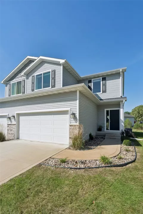 120 Keeneland Ct, Pleasant Hill, IA 50327