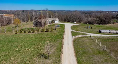 19075 Jewell Dr, Earlham, IA 50072