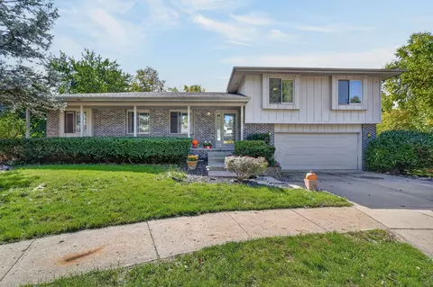 7024 Sheridan Cir, Urbandale, IA 50322