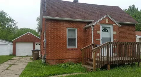 908 13th St, West Des Moines, IA 50265