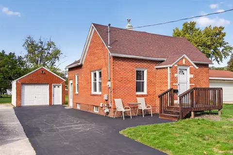 908 13th St, West Des Moines, IA 50265
