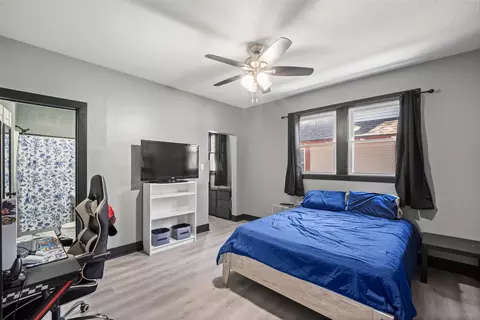 Bedroom - 2210 E Walnut St, Des Moines, IA 50317 photo 2 of 4