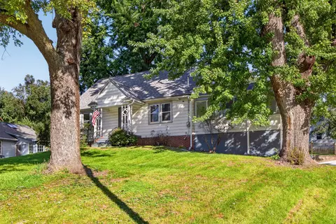 6605 Roseland Dr, Urbandale, IA 50322