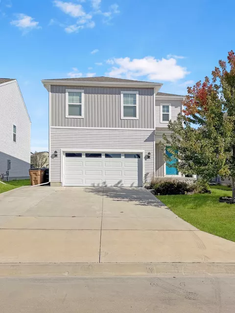 1215 Meadow View Dr, Carlisle, IA 50047