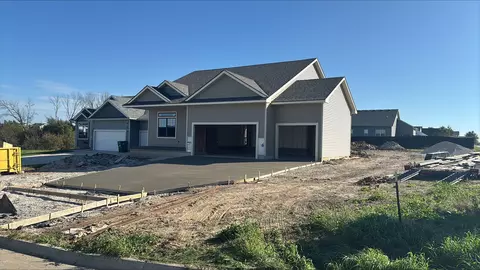 228 Maple Pt, Winterset, IA 50273