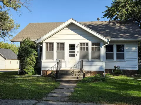 806 W 3rd Ave, Indianola, IA 50125
