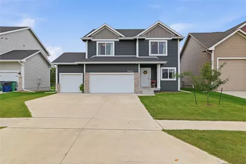 8820 Oakwood Dr, Urbandale, IA 50322