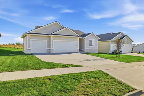 508 E Vista Lake Ave, Polk City, IA 50226