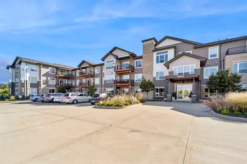 9065 Bishop Dr #101, West Des Moines, IA 50266