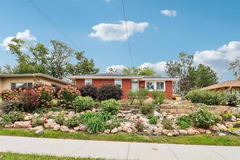 7606 Roseland Dr, Urbandale, IA 50322
