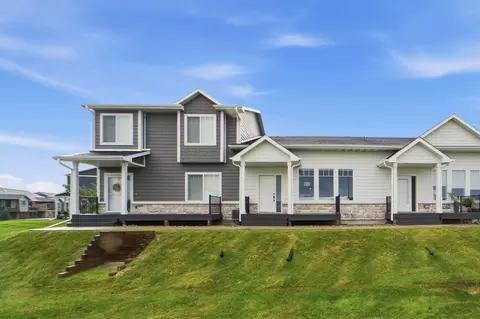 9106 Spring Crest Ln, West Des Moines, IA 50266