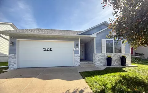 2545 Whispering Ridge Dr, Des Moines, IA 50320