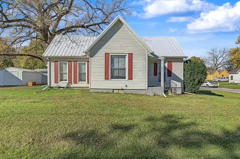 411 E Clinton Ave, Indianola, IA 50125