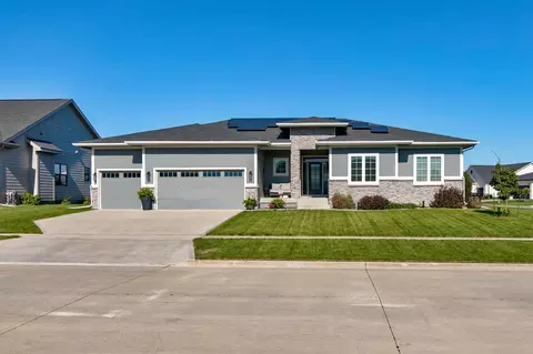10021 Empire Ct, West Des Moines, IA 50266