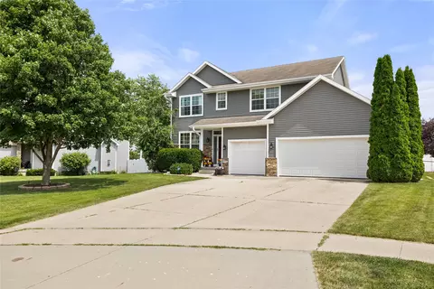 9042 Lake Ct, West Des Moines, IA 50266
