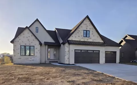 2915 Clearwater Dr, Norwalk, IA 50211