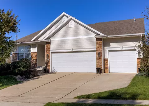 9355 Sugar Creek Dr, West Des Moines, IA 50266