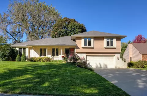 4216 98th St, Urbandale, IA 50322