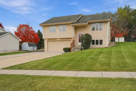 1512 Parkhill Dr, Norwalk, IA 50211
