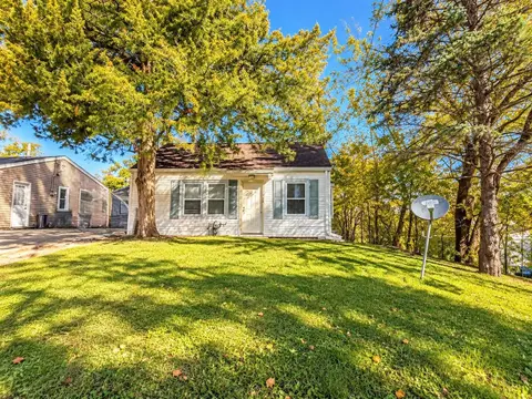 35 Hillside Ave, Des Moines, IA 50315