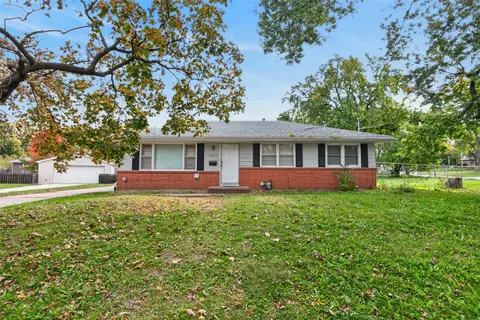 4101 Rose Hedge Dr, Des Moines, IA 50310
