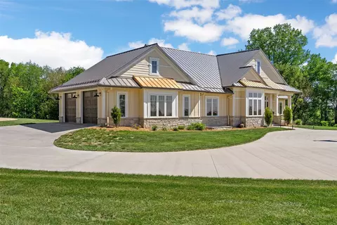 Exterior - 4210 Wright Brothers Blvd E, Ely, IA 52227 photo 4 of 4