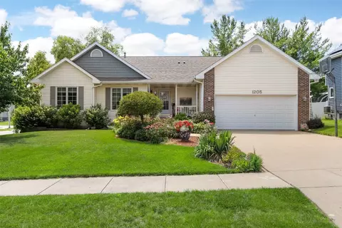 1205 Waldenwood Ln NE, Cedar Rapids, IA 52402