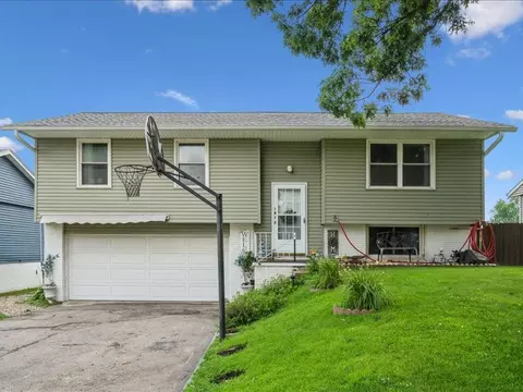 1813 Northbrook Dr, Cedar Rapids, IA 52402