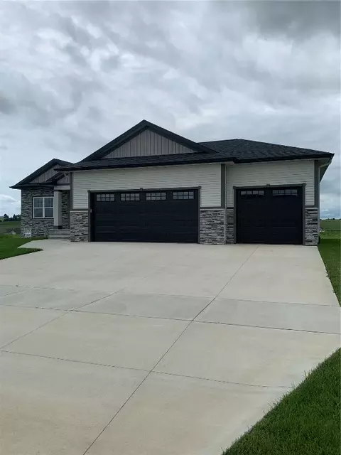 1537 Deerfield Dr, Fairfax, IA 52228