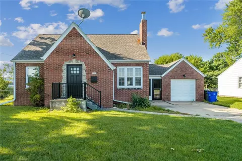1051 35th St NE, Cedar Rapids, IA 52402
