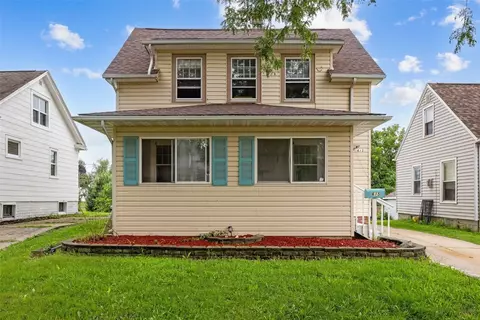615 34th St NE, Cedar Rapids, IA 52402