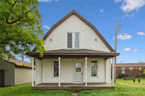 215 2nd St N, Coggon, IA 52218