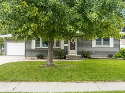616 24th St NW, Cedar Rapids, IA 52405