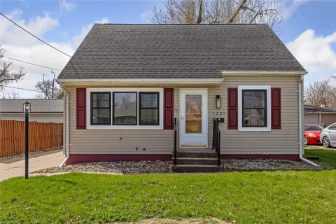1231 Center St, Cedar Rapids, IA 52402