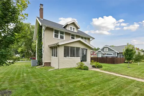 2323 Upland Dr SE, Cedar Rapids, IA 52403