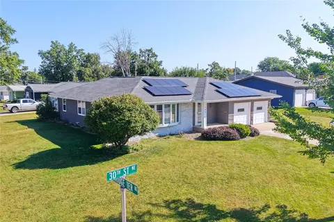 744 30th St NE, Cedar Rapids, IA 52402