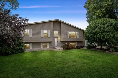 401 Denise Dr, Palo, IA 52324