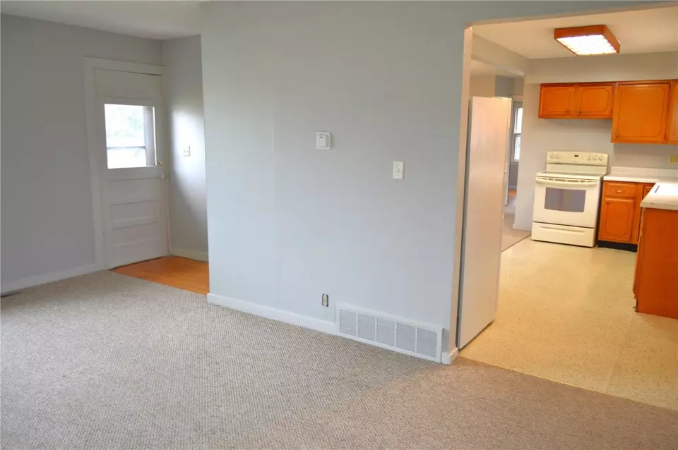 Living - 1014 A Ave, Vinton, IA 52349 photo 2 of 3