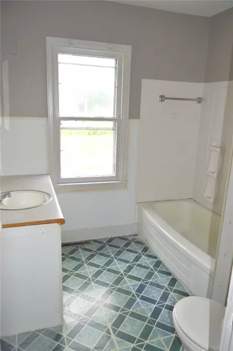 Bath - 1014 A Ave, Vinton, IA 52349 photo 1 of 1