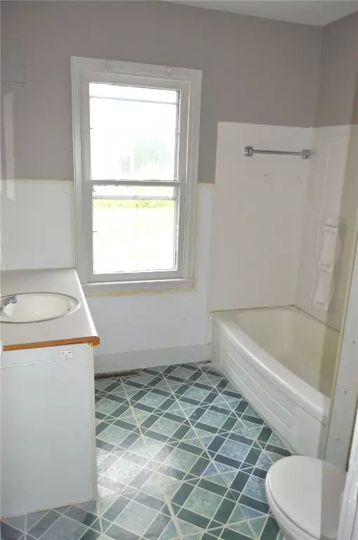 Bath - 1014 A Ave, Vinton, IA 52349 photo 1 of 1