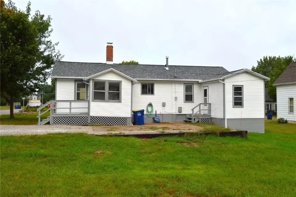 Exterior - 1014 A Ave, Vinton, IA 52349 photo 2 of 5