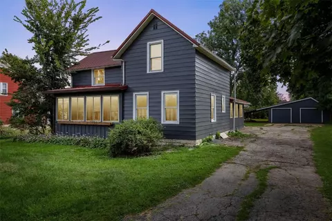 531 E Linn St, Coggon, IA 52218